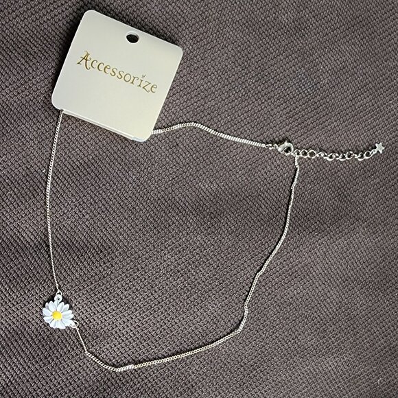 NWT Accessorize Daisy On A Chain Necklace - Picture 3 of 14
